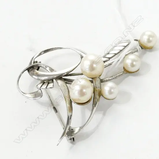S/SIL CULTURED PEARL BROOCH