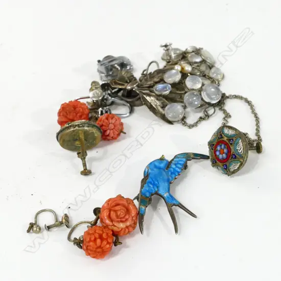 BOX OF EARRINGS, MOONSTONE NECKLACE & BROOCH