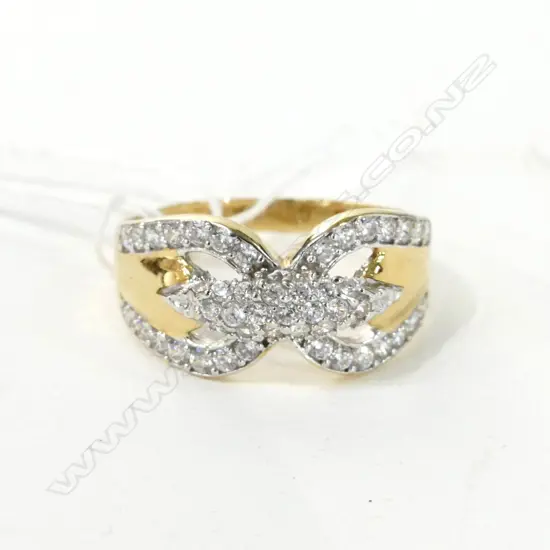 18CT CZ CLUSTER RING
