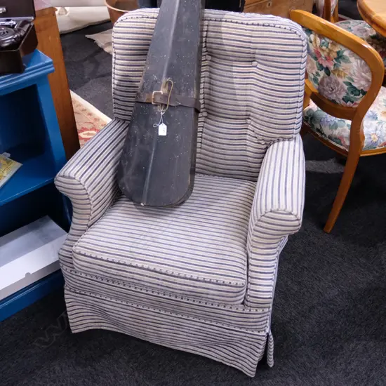 MODERN UPHOLSTERED ARMCHAIR