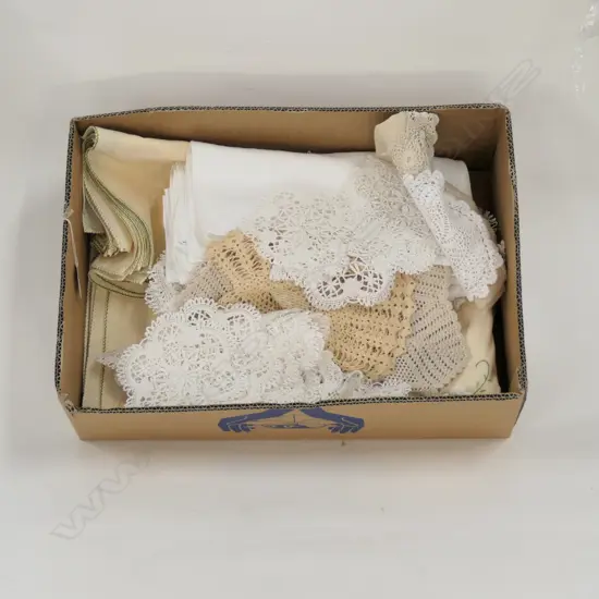 LOT DOILIES / EMBROIDERED NAPKINS ETC