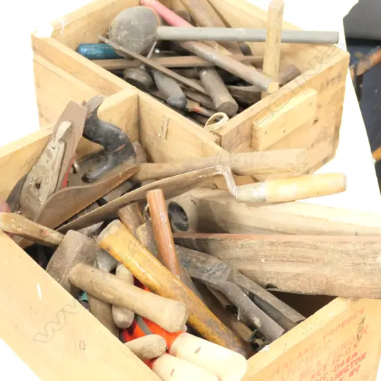 2 CRATES TOOLS INCL. HAMMERS / LEVELS ETC