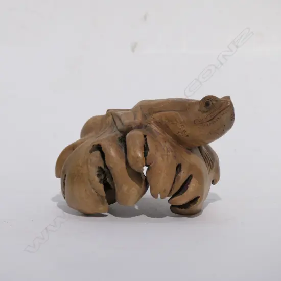 DACTYLANTHUS (WOOD ROSE) CARVING OF A FROG (EX THE NGAIRE HART ESTATE COLLECTION)