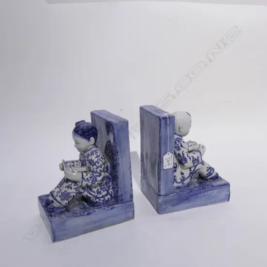 PR CHINESE B + W BOOKENDS