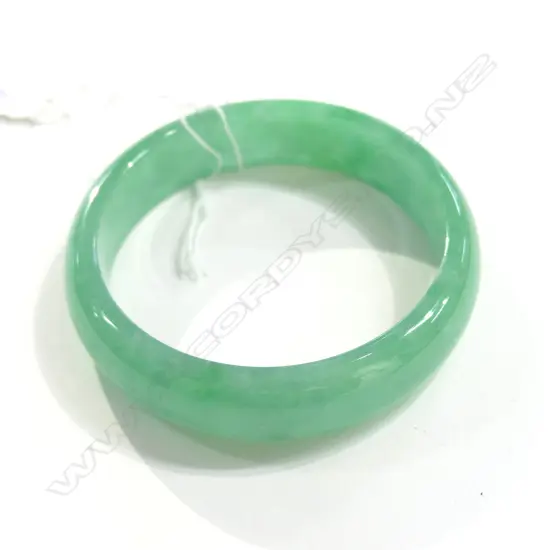 CHINESE PALE GREEN JADE BANGLE BRIGHT GREEN