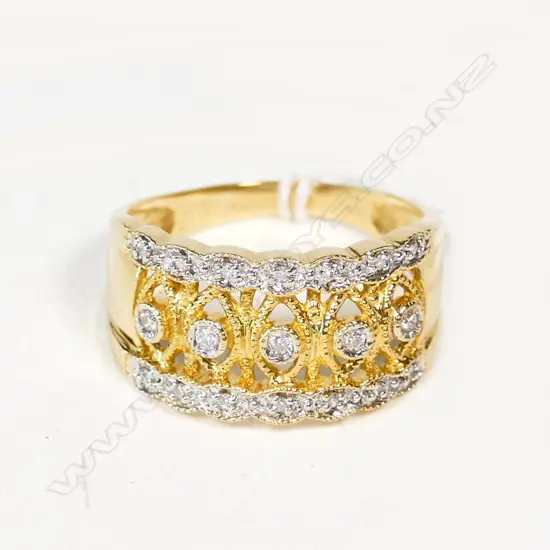 18CT & DIAMOND DESIGNER WIDE BAND RING