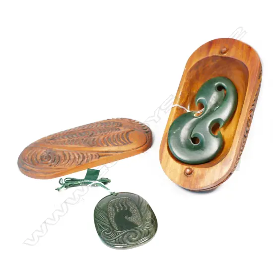 2 CONTEMPORARY CARVED POUNAMU PENDANTS AND CRVED LIDDED BOX L 150 MM