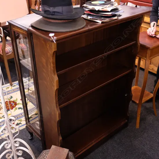 UPRIGHT BOOKCASE W. 920MM