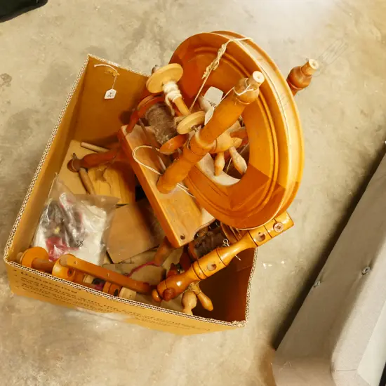 SPINNING WHEEL AND ACCESSORIES 