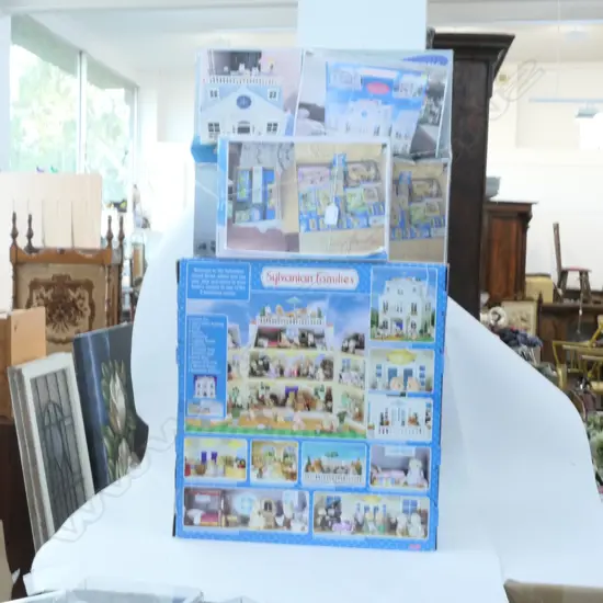 LARGE LOT SYLVANIAN FAMILIES 'GRAND HOTEL' AND TWO BOXES OF FURNITURE AND FITTINGS