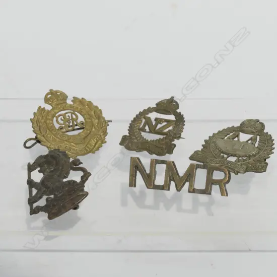 BAG OF MILITARY BADGES, MIXED