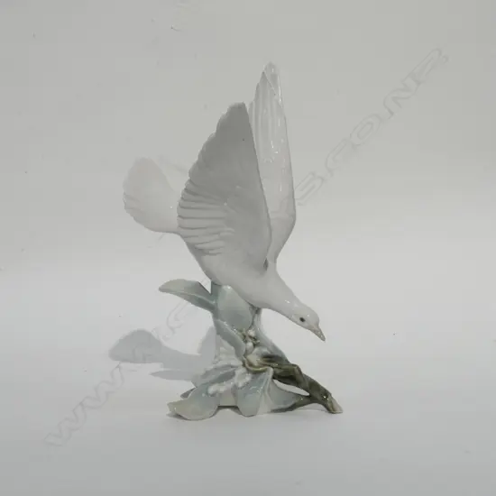 LLADRO 'DAISA' DOVE H. 300MM