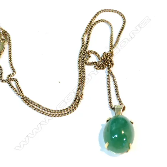 APPLE GREEN JADE PENDANT IN 18CT GOLD, SILVER GILT CHAIN (B22)