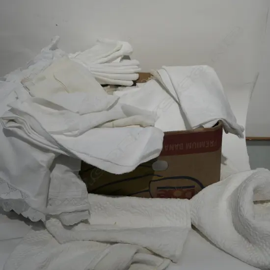 LOT ASST TABLE LINEN LACE ETC