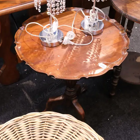 VICT. MAHOGANY PIE CRUST TILT TOP WINE TABLE DIA. 560MM