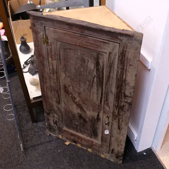 GEO. OAK CORNER CABINET H. 950