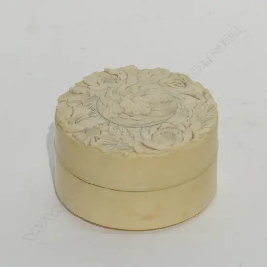 JAPANESE MEIJI CARVED IVORY BOX IRIS D.67MM