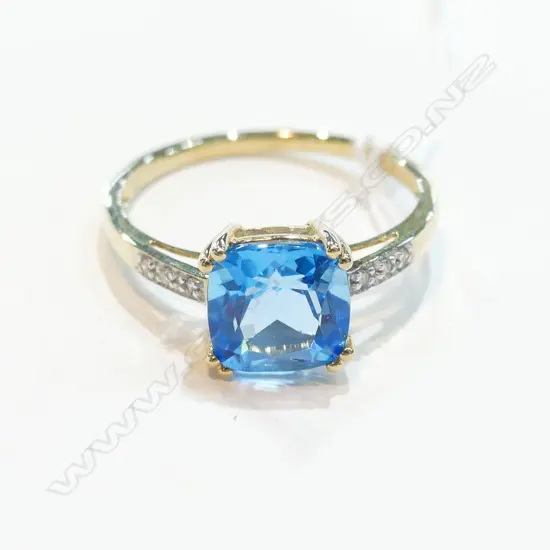 10CT YELLOW GOLD & BLUE TOPAZ & DIAMOND RING