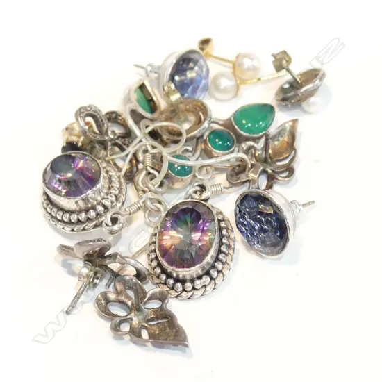 SELECTION OF EARRINGS