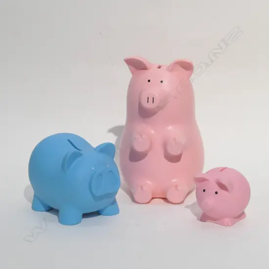 3 PLASTIC PIGGY BANKS ONE BNZ