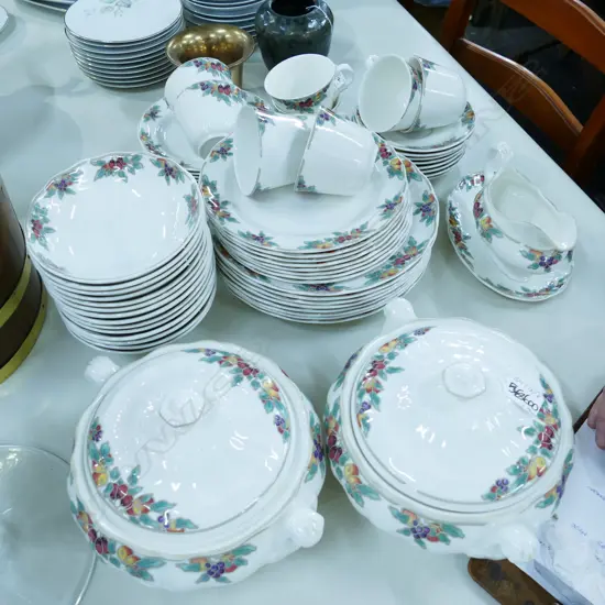 R/DOULTON 8 PLACE DINNER SET 'AUTUMN FRUITS'