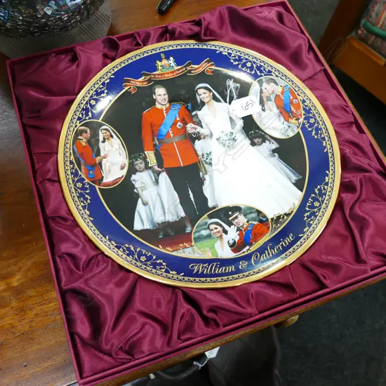 'WILLIAM & CATHERINE' COMMEMORATIVE PLATE LTD ED. DIA. 305MM 