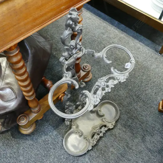 ANTIQUE STYLE PAINTED METAL UMBRELLA STAND