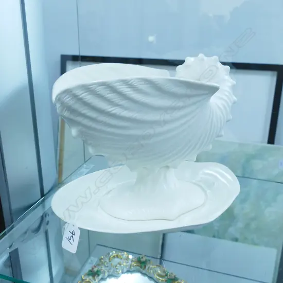 WEDGWOOD NAUTILUS AND PLATE H. 250MM 