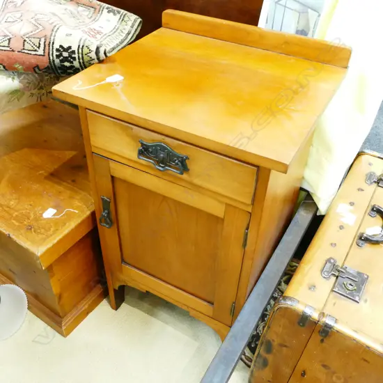 RIMU BEDSIDE CABINET