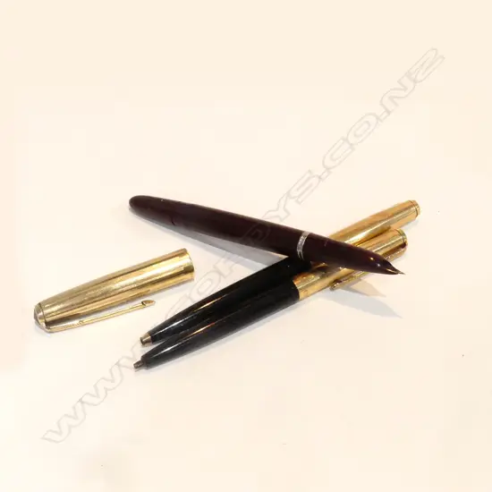 3 R/GOLD PARKER PENS FOUNTAIN PEN + 2