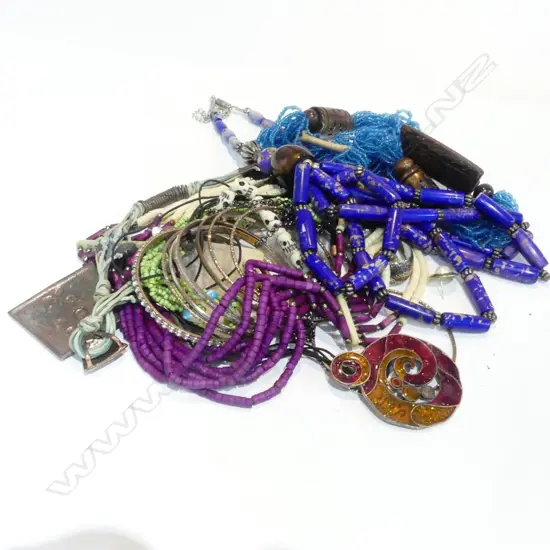 LOT OF COSTUME JEWELLERY BANGLES