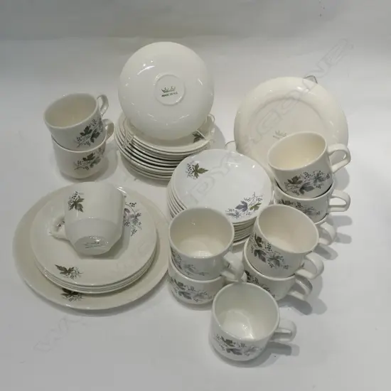 38 PCE CROWN LYNN COFFEE SET / 11 CUPS / 21 SAUCERS / 5 SIDE PLATES / 1 LARGE AF PLATE