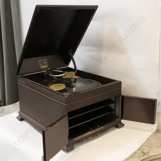 GRAMOPHONE RECORD PLAYER 