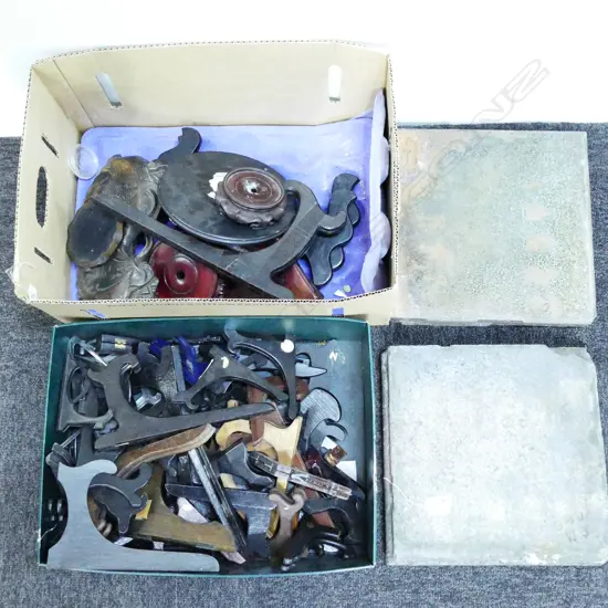 2 BOXES OF FOLDING PLATE STANDS WITH 2 TILES