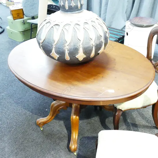 TILT TOP VICTORIAN MAHOGANY OVAL TABLE ON BRASS CASTORS L 1250MM