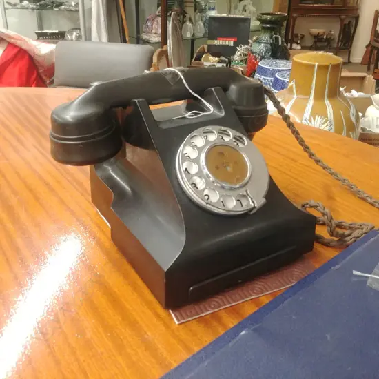 VINT. BLACK BAKELITE PHONE