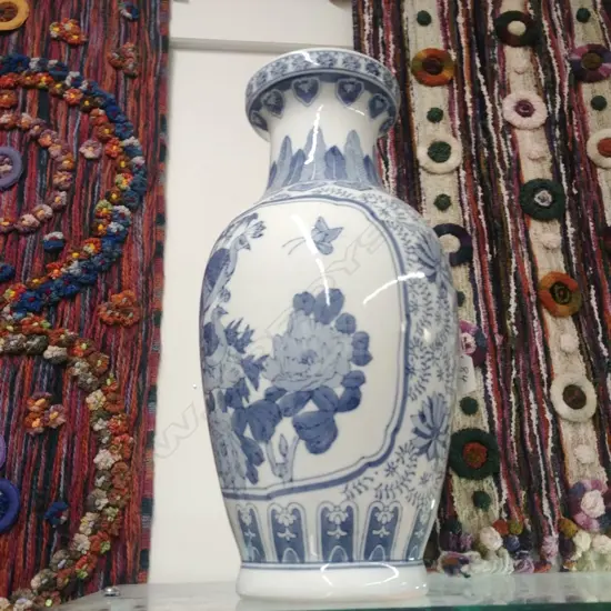 LARGE CHINESE B/W VASE