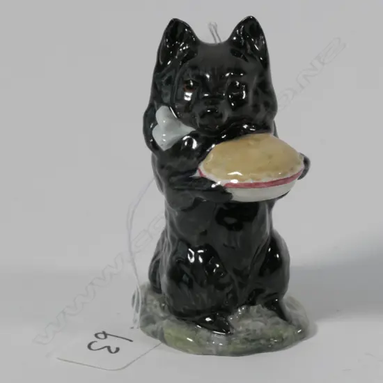 BESWICK BEATRIX DUCHESS HOLDING A PIE BP-3B