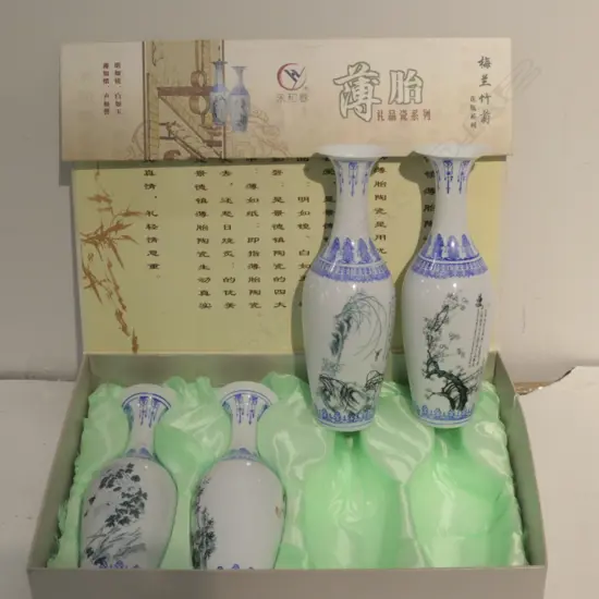 4 BOXED CHINESE B+WHITE VASES H 250 MM