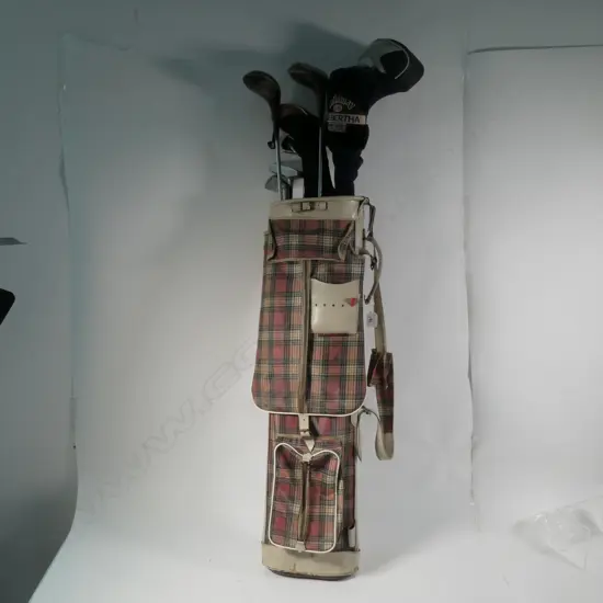 SET OF GOLF CLUBS AND BAG