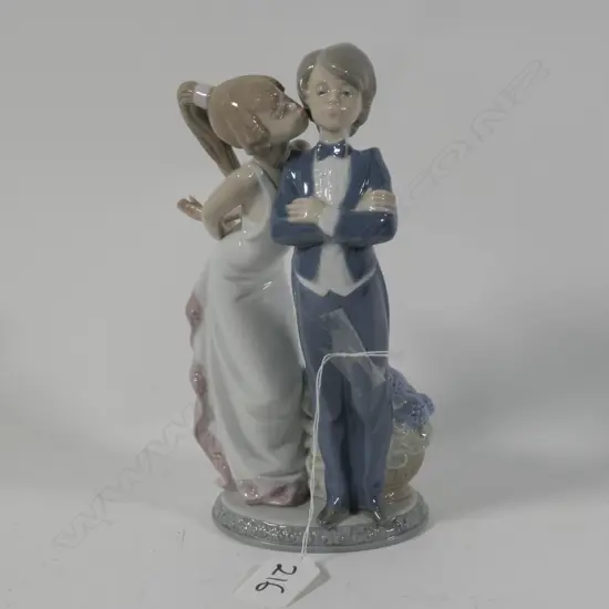 LLADRO FIGURE OF A YOUNG BOY AND GIRL H 210 MM