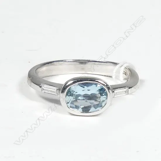 18CT WHITE GOLD AQUAMARINE & DIAMOND RING