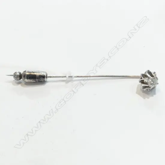 UNMARKED 18CT GOLD AND DIAMOND STICK PIN