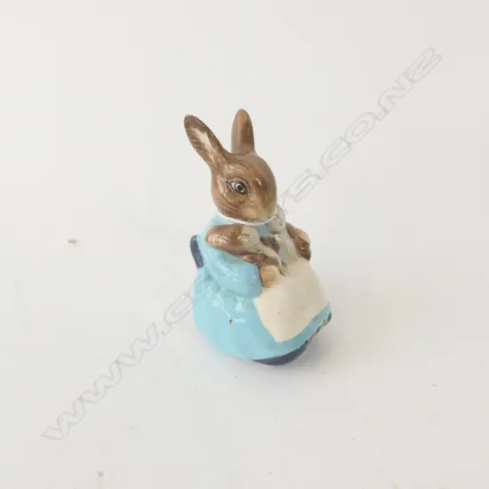 BESWICK BEATRIX POTTER 'MRS RABBIT AND BUNNIES' FIGURINE