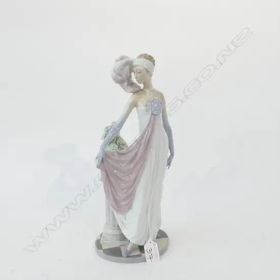 LLADRO FIGURE OF A YOUNG SOCIALITE H 340 MM