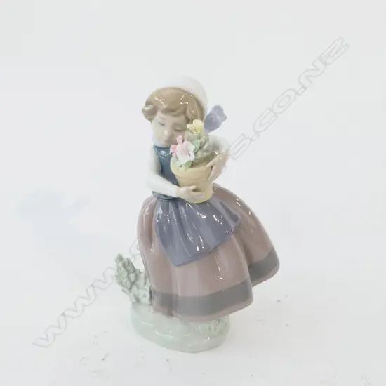 LLADRO GIRL WITH FLOWERS H 160 MM
