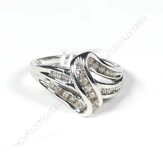 10CT WHITE GOLD AND DIAMOND RING, UK SIZE N, TOTAL WEIGHT 4GM