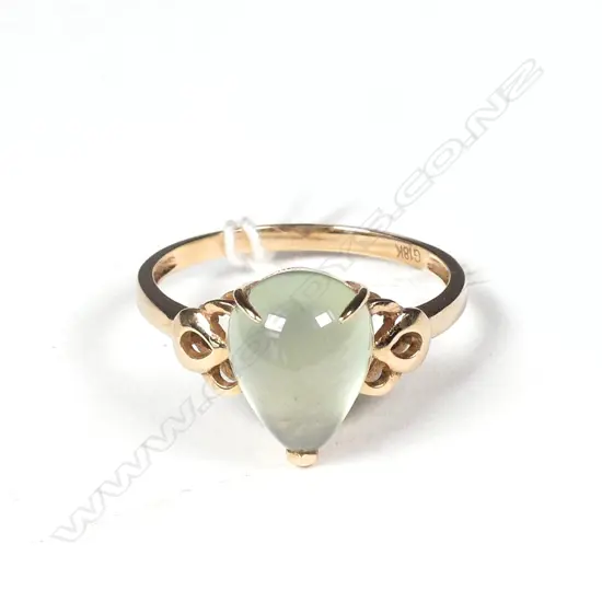 18CT GOLD & CHRYSOPHASE RING, UK SIZE R, TOTAL WEIGHT 3GM
