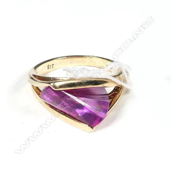 9CT GOLD & PINK STONE RING, STAMPED 375, UK SIZE O, TOTAL WEIGHT 5GM