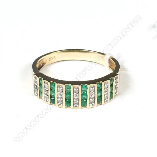 9CT GOLD, EMERALD & DIAMOND (?) RING, STAMPED 375, UK SIZE R-S, TOTAL WEIGHT 3GM